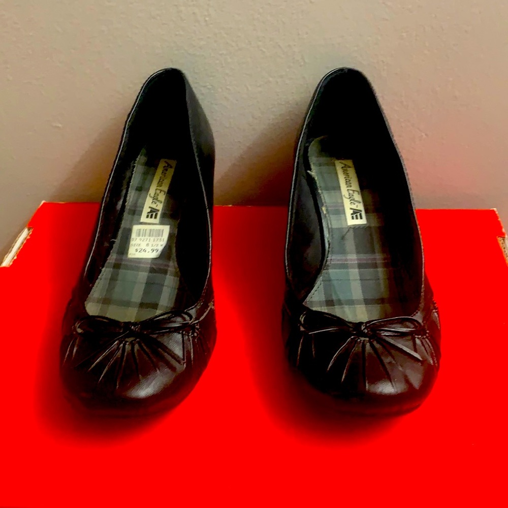 Black wedges with bows